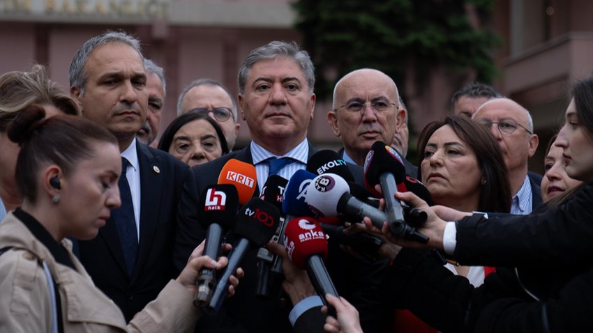 CHP Genel Başkan Yardımcısı Suat Özçağdaş (solda), CHP Grup Başkanvekili Murat Emir (sol 2) ve bazı milletvekilleri Milli Eğitim Bakanlığı önünde açıklama yaptı