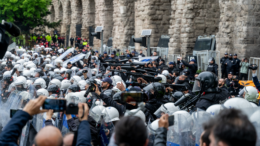 İstanbul'da sabaha karşı 1 Mayıs baskınları: Çok sayıda gözaltı var