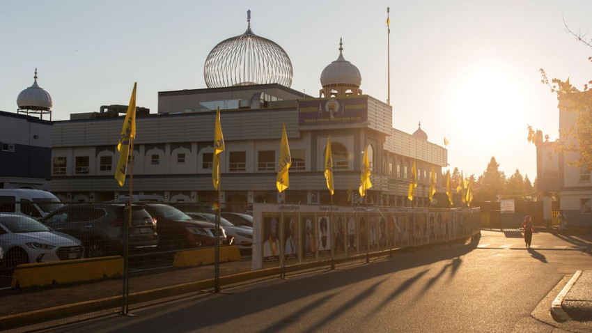 Hardeep Singh Nijjar'ın otoparkında vurularak öldürüldüğü Guru Nanak Sih Gurdwara'nın çevresinde Khalistan ayrılıkçı hareketinin bayrakları dalgalanıyor. 20 Eylül 2023 (Jackie Dives /The New York Times)