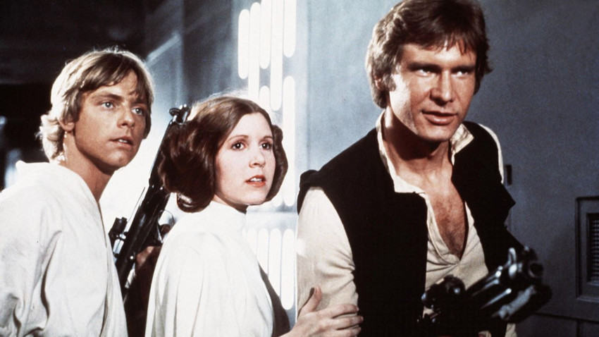 A New Hope filminde (soldan sağa) Luke Skywalker; Mark Hamill, Prenses Leia; Carrie Fisher, Han Solo; Harrison Ford