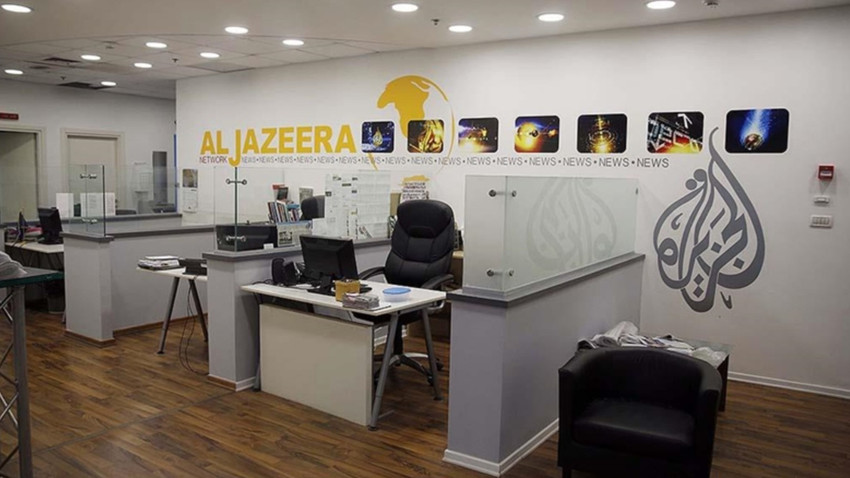 İsrail, yayınlarını sonlandırma kararı aldığı Al Jazeera'nin ofisini bastı, ekipmanlarına el koydu