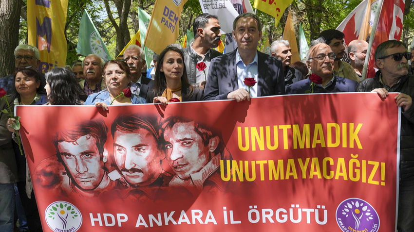 Hatimoğulları ve Bakırhan, Üç Fidan'ı mezarları başında andı