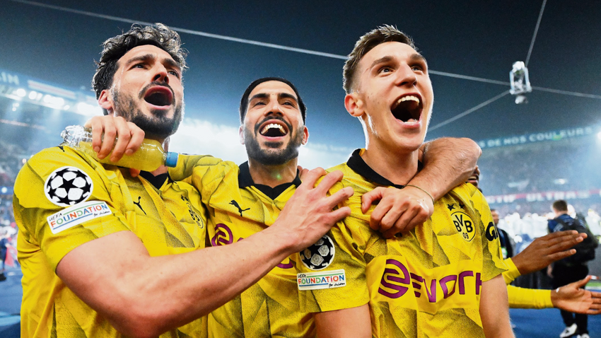 Dortmund savaşçıları Hummels  (35 yaşında), Emre Can (30 yaşında) ve Nico Schlotterbeck (24 yaşında) PSG’yi yenip finale çıkmanın mutluluğu içinde. (Getty Images)
