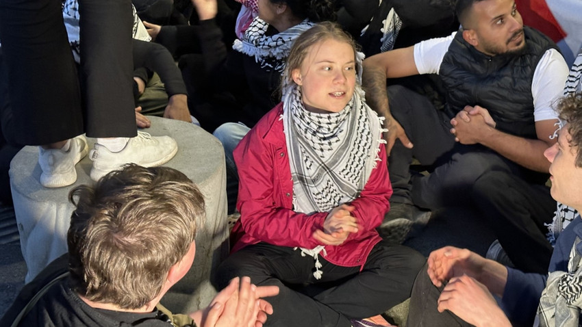 İsrail'in yarışmaya katılımını protesto edenler arasında İsveçli iklim aktivisti Greta Thunberg de yer aldı