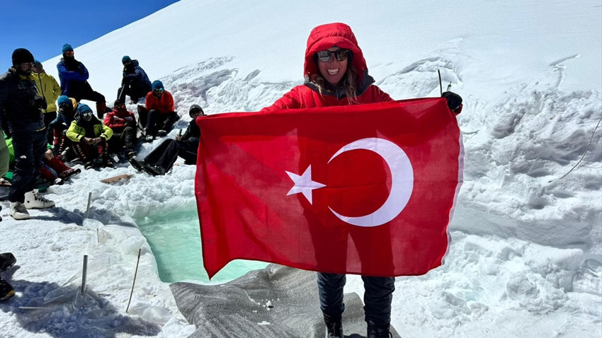 Everest'in tepesinde yüzdü: Deniz Kayadelen'den dünya rekoru