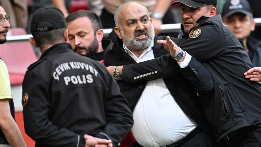 Kayserispor Başkanı Ali Çamlı kırmızı kart sonrası sahaya indi