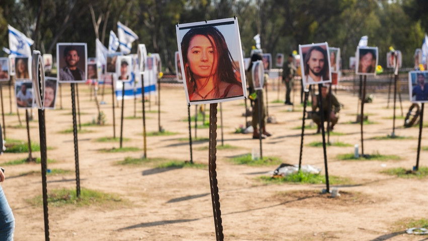 Shani Louk'un ve kaçırılan kişilerin fotoğrafları İsrail'in Re'im kentindeki geçici bir anma yerinde sergileniyor - Getty Images