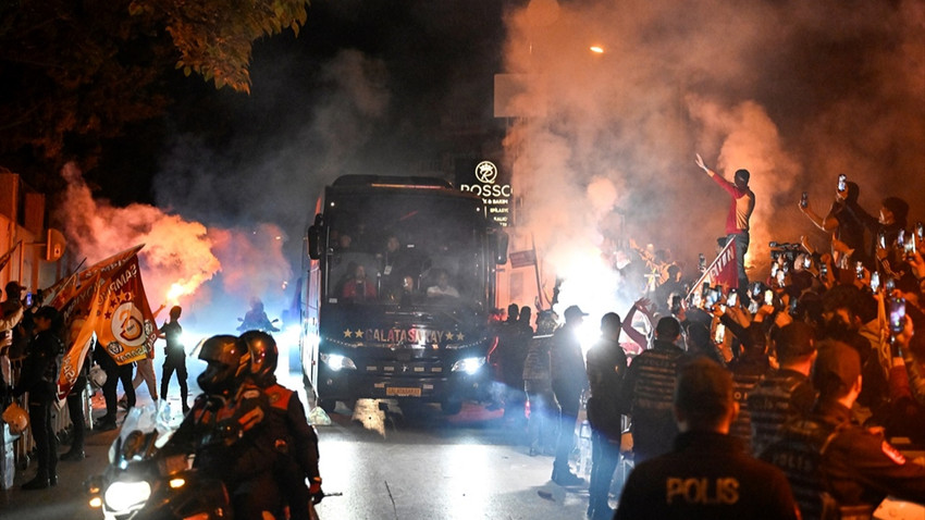 Galatasaray kafilesine Florya'da meşaleli karşılama