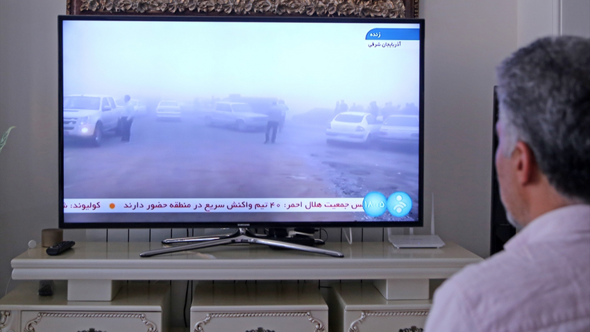 İran Kızılayı tarafından yayınlanan bir videodan alınan ekran görüntüsü helikopter enkazını gösteriyor