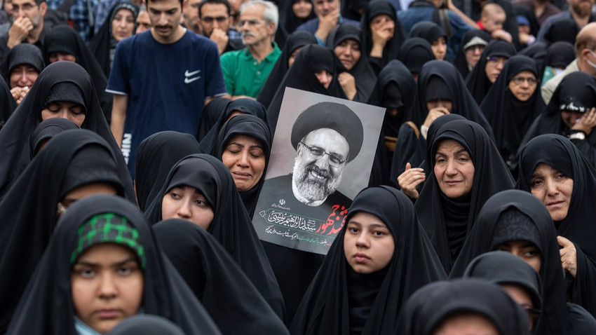 İran Cumhurbaşkanı Reisi'nin ölümünün ardından Tahran'da yas tutan insanlar (Fotoğraf: Arash Khamooshi/The New York Times)