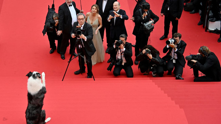 Messi, Cannes Film Festivali'nin 77'nci açılış töreninde kameralara poz veriyor-Fotoğraf: ANTONIN THUILLIER/AFP via Getty Images