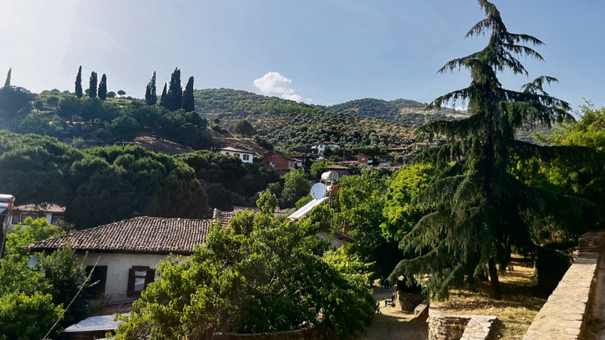 Birgi tarihi ve doğal dokusunu kaybetmemiş bir köy. Ama potansiyeline henüz ulaşamamış.