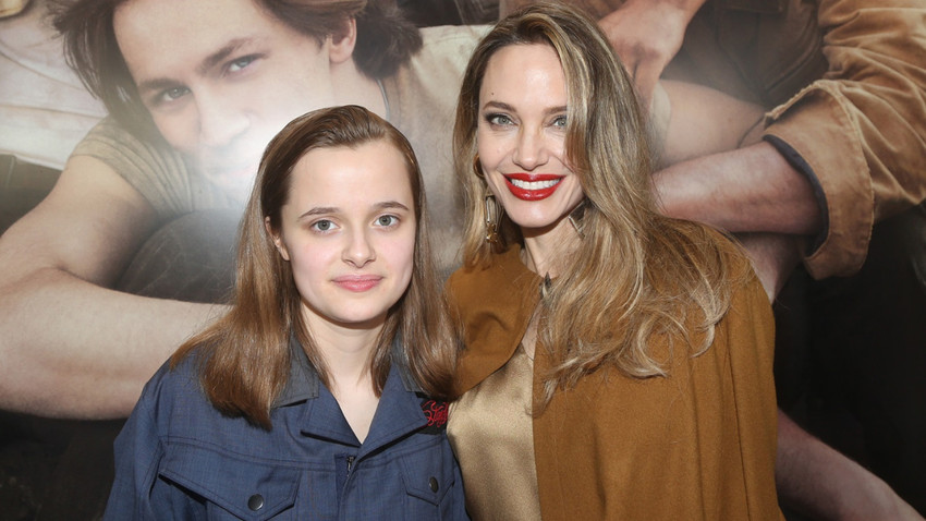 Vivienne Jolie-Pitt ve Angelina Jolie, The Outsiders filminin açılış gecesinde. Fotoğraf: Getty Images