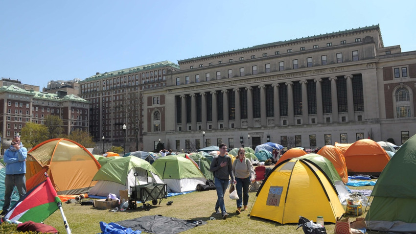 Columbia Üniversitesi'nde Filistin destekçisi öğrenciler kamp alanını yeniden kuruyor