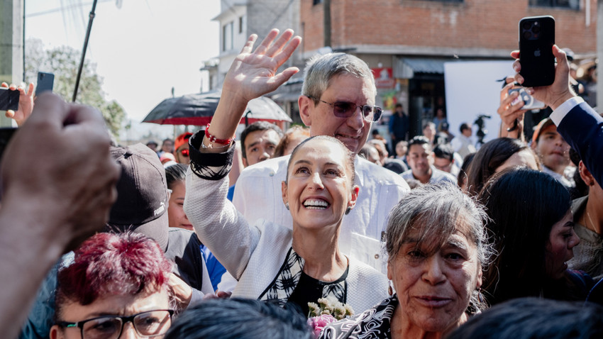 İklim bilimci ve Meksika'da iktidar partisini temsil eden bir başkan adayı olan Claudia Sheinbaum, 2 Haziran 2024 Pazar günü Mexico City'deki bir oy vermek için sırada beklerken seçmenleri selamladı (Fotoğraf: Fred Ramos/The New York Times)