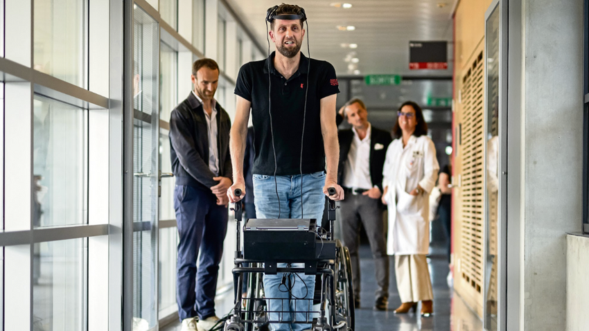 Gert-Jan Oskam adındaki belden aşağısı felçli hastanın beyninde ve omurgasında şimdi iki implant var ve bunlar kablosuz olarak birbirine bağlı. -Getty Images