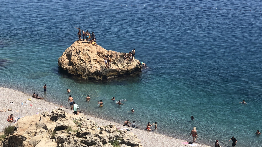 Antalya'da hava sıcaklığı sağanakla 11 derece azaldı