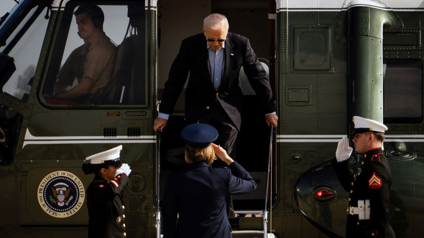 Başkan Joe Biden, İtalya'daki G7 Zirvesi yolculuğunun ikinci ayağı için Air Force One'a binmek üzere 12 Haziran 2024 Çarşamba günü Maryland'deki Andrews Ortak Üssü'ne geldi (Erin Schaff/New York Times)