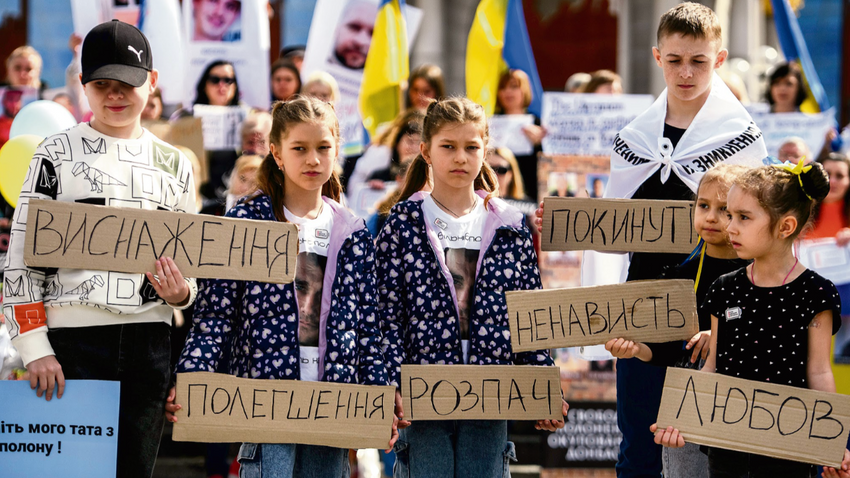 Rusya’nın kaçırdığı sivillerin aileleri ve arkadaşları, serbest bırakılmaları için Kiev’deki Bağımsızlık Meydanı’nda eylem yapıyor.