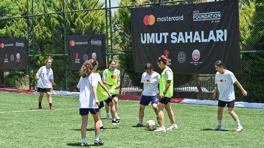 Depremzede çocuklar için Umut Sahaları projesi