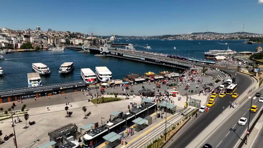 Bayram tatilini İstanbul'da geçirenler tarihi ve turistik yerleri gezdi