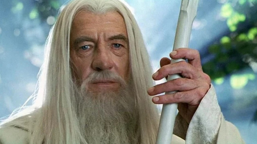 Yüzüklerin Efendisi’nin Gandalf’ı Ian McKellen sahneden düştü, hastaneye kaldırıldı