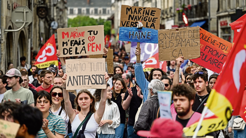 Fransa’nın Dijon kentinde aşırı sağa karşı toplanan kalabalık Le Pen ve faşizm karşıtı parkartlarla yürüyor. - Getty Images