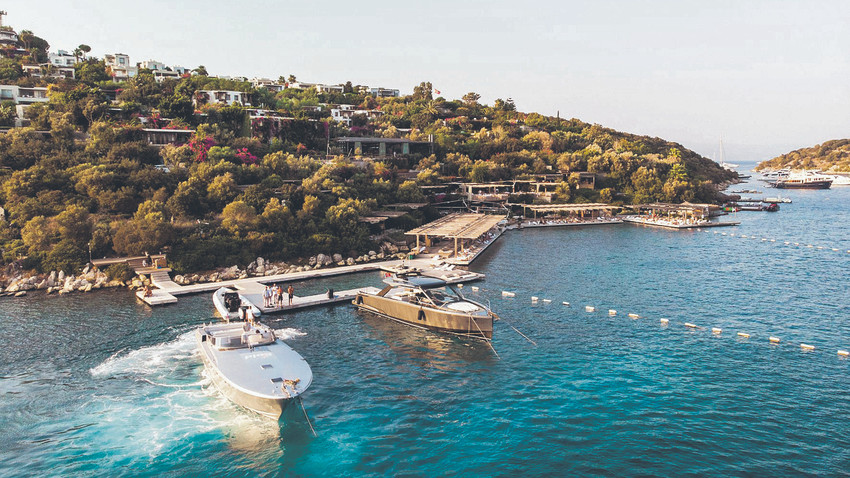 Maçakızı Beach Club, denizin üzerinde bir iskeleden oluşuyor. (Kum beklemeyin) ALAMY