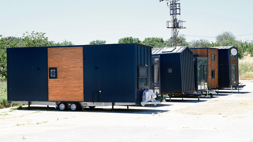 Edirne Danişment’te kaldırılan tiny house’lar, Barağı köyündeki eski süt fabrikasının bahçesinde duruyor.