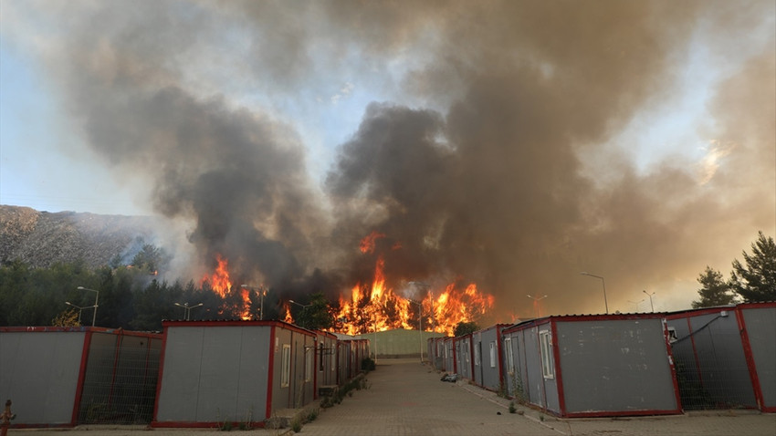 Gaziantep'te ormanlık alanda çıkan yangın barınma merkezine sıçradı