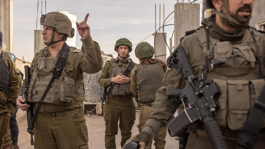 İsrail ordu sözcüsü Daniel Hagari (ortada) Gazze Şeridi'nin merkezinde bir grup gazeteciye eşlik ediyor. 8 Ocak 2024 (Avishag Shaar-Yashuv/The New York Times)