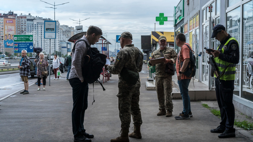 Ukraynalı askeri yetkililer 11 Haziran 2024 tarihinde Kiev sokaklarında erkekleri durdurarak askerlik şubesinde bilgilerini güncelleyip güncellemediklerini kontrol ediyor. (Brendan Hoffman/The New York Times)