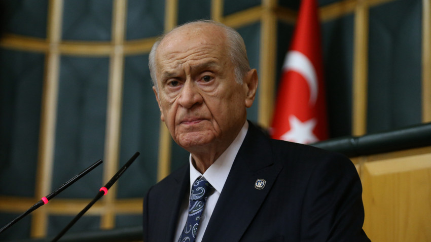 Bahçeli ayakta durmakta zorlandı, yürümesine parti yöneticileri yardım etti