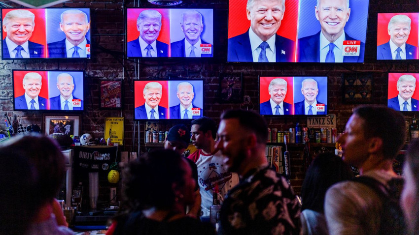 Genç Cumhuriyetçiler tarafından düzenlenen partide CNN'deki Trump-Biden düellosu izlenirken (Eric Lee/The New York Times)