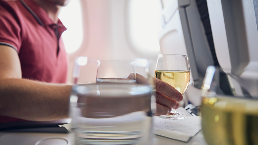 New York Times yazdı: Uçakta alkol almak kötü bir fikir mi?