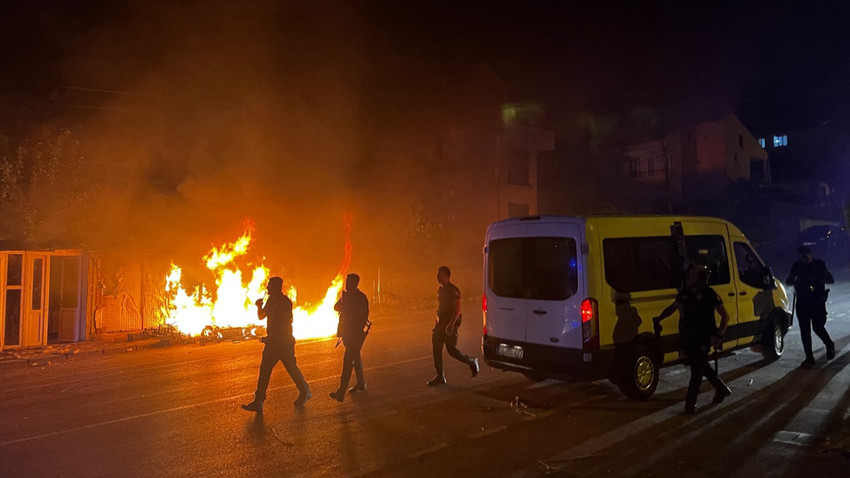 Kayseri'nin Melikgazi ilçesinde yabancı uyruklu bir kişinin 5 yaşındaki çocuğu taciz ettiği iddiası üzerine toplanan kalabalık, araçları ters çevirirken bazı iş yerlerini ateşe verdi. (Fotoğraf: Furkan KAVUKLU/Kayseri, DHA)