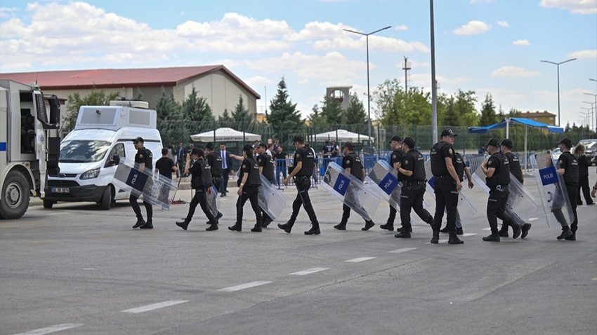 Ayşe Ateş'in avukatının duruşmadan çıkarılması talimatına uymayan polislere suç duyurusu