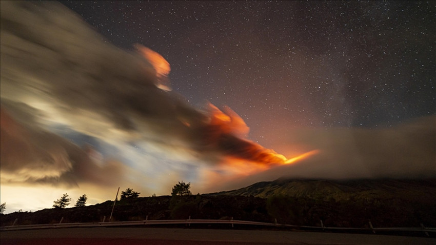 Etna Yanardağı'nda patlama: Kırmızı alarm verildi