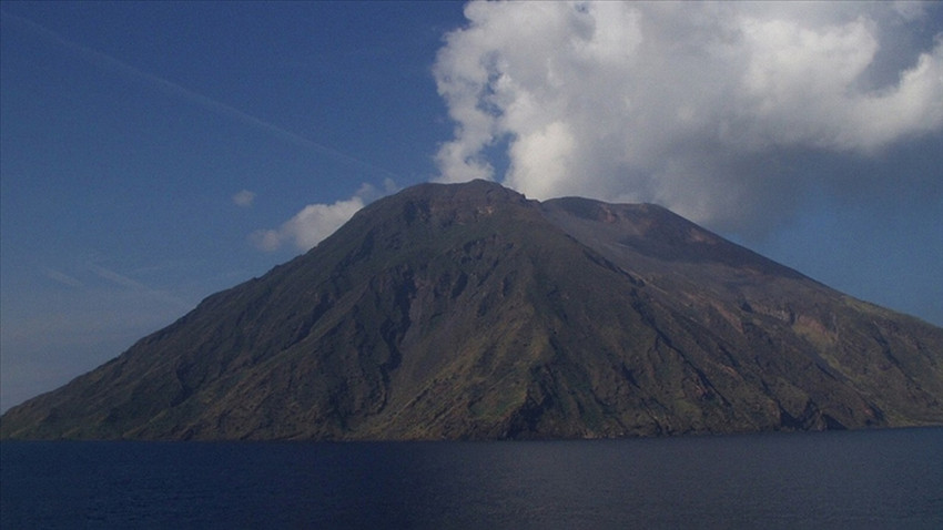 İtalya'da Etna'dan sonra Stromboli Yanardağı da faaliyete geçti