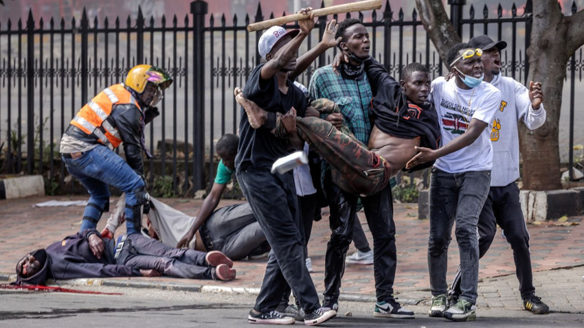 Kenya Parlamentosu dışında vergi artışlarını protesto eden kalabalık yaralı bir eylemciyi taşıyor.25 Haziran 2024- Getty Images