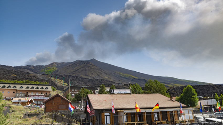 İtalya'da Etna Yanardağı kül ve lav püskürtmeye devam ediyor