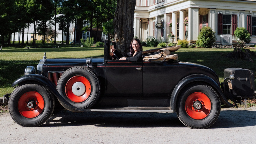 36 yaşındaki Tabetha Kanter, 1928 model Packard cabrio coupe aracıyla (Kelly Burgess/The New York Times)