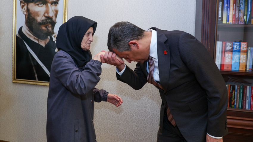 Sinan Ateş'in annesinden Özgür Özel'e: Benim kimsem yok oğlumun katillerini bulun