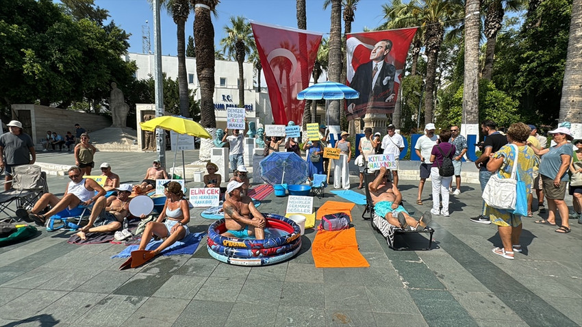 Bodrum'da 'kıyı işgali' protestosu: Belediye meydanında güneşlendiler