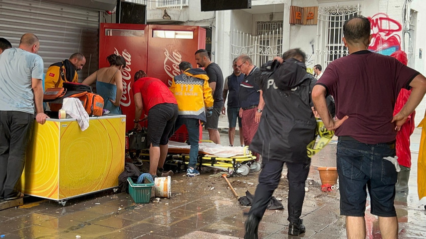 İzmir'de sağanaktan kaçmaya çalışırken akıma kapılan iki kişi hayatını kaybetti