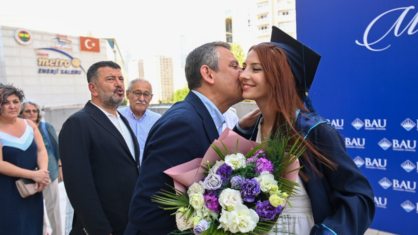 Kızının mezuniyet törenine katılan Özgür Özel: Bizleri bir kez daha gururlandırdı