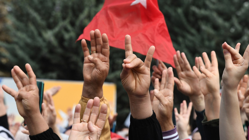 Almanya Bremen'de 'sessiz tilki' hareketi yasaklandı: Bozkurt işareti ile karıştırılabilir