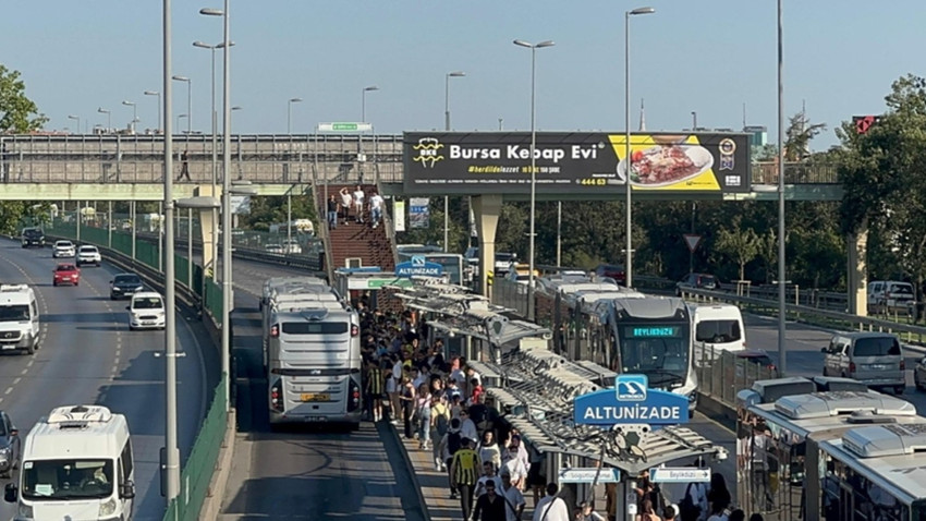 15 Temmuz Şehitler Köprüsü'nde metrobüs arıza yaptı, yoğunluk bir anda yükseldi