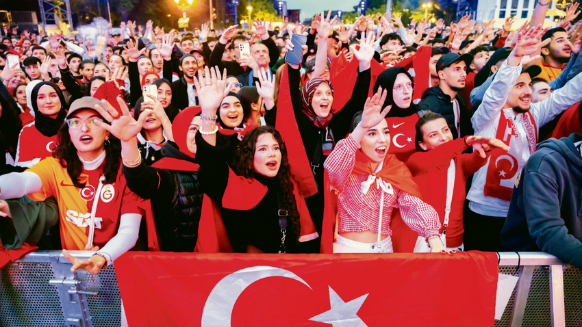 Euro 2024 ilk 16 aşamasındaki Avusturya-Türkiye maçını Berlin’deki taraftar alanında takip eden sporseverler.