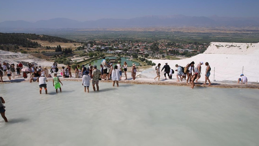 Pamukkale'deki su debisi düştü, turizmcileri korku sardı